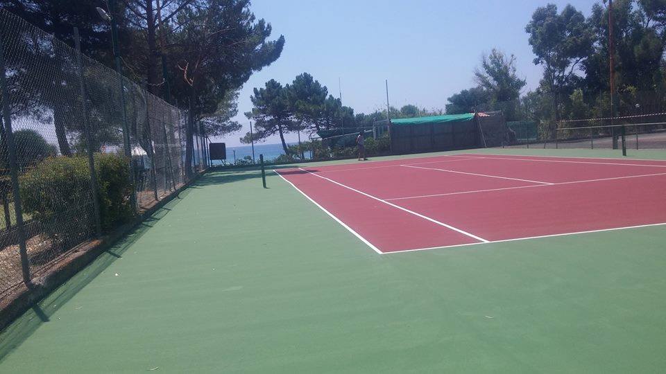 campo da tennis in resina sintetica